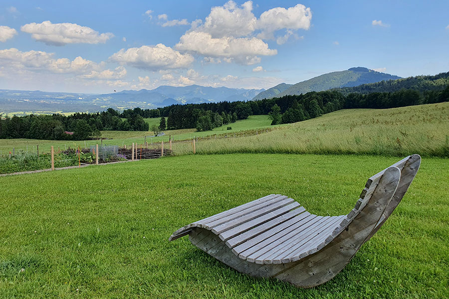 Entspannen auf einer Liege mit Aussicht in die Berge